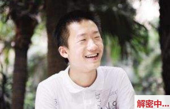 幼水若若两个漂亮懵懂的太妹被带到酒店玩一个长胡子的人两个90后女人 双人视角配合着完成各种互动 