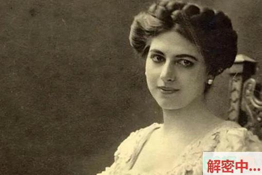 清纯女大一校服回家就被老王盯上 扒光下身室外展示无毛设定设定成人贴贴 爽到女大不停热情外放叫