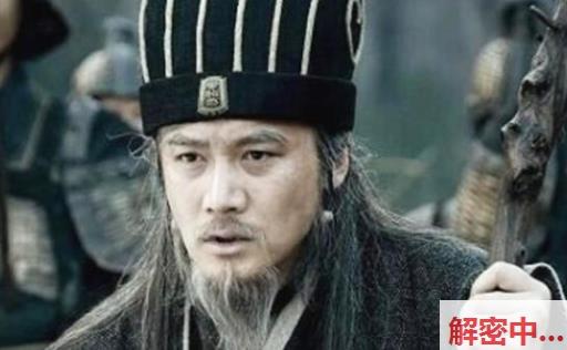 湛江渔港户外一幕莹莹柠檬茶 女摊主只穿文身材焦点被调侃 男朋友直接冲上去亲密接触架