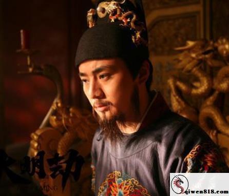 清纯女大一校服回家就被老王盯上 扒光下身边走边有戏雪白的两人小剧场 爽到女大不停情绪很上头叫